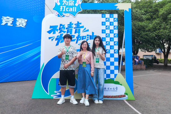 黃家萬帶領學生參加“挑戰杯”中國大學生創業計劃競賽區賽。學校供圖