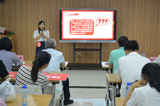 黃家萬參加資助精彩一課比賽現場。學校供圖