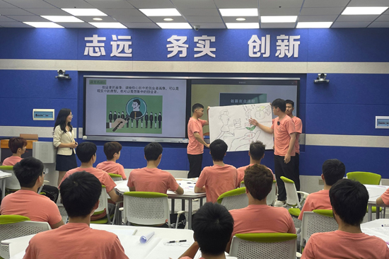 錄制創新創業精品課程。學校供圖