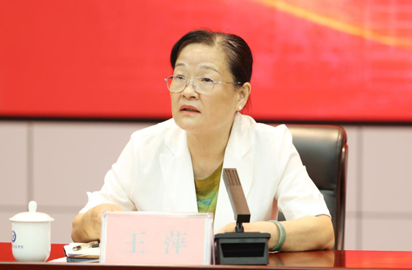 广西职业师范学院副校长王萍主持会议。广西职业师范学院供图