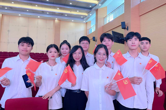 黃家萬與班級的預備黨員學生在一起。學校供圖