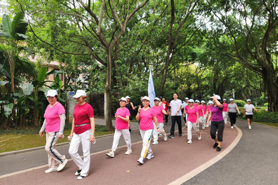 参赛者在南宁市茶花园进行健步走锻炼。梁惠妹摄