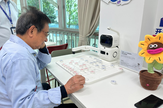 社區老人與機器人下棋