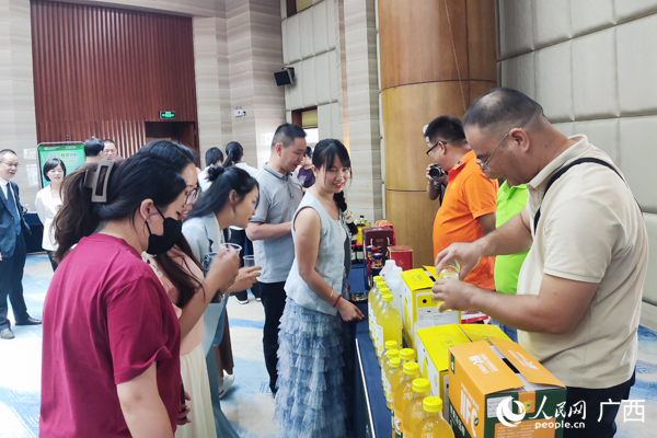 与会人员品尝容县特色商品。人民网记者 王勇摄
