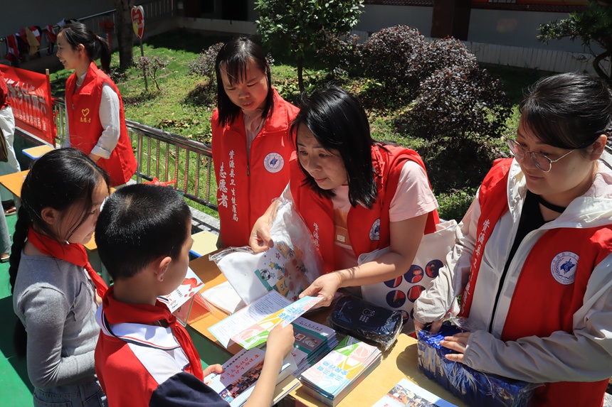科普志願者向學生講解科普知識