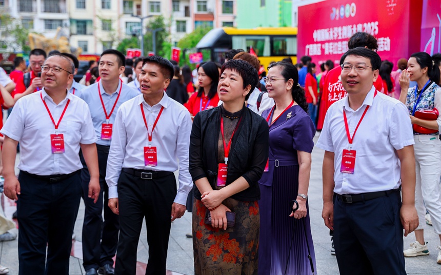 与会嘉宾听取参赛项目解说。百色市融媒体中心供图