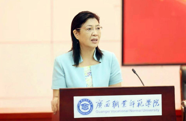 广西职业师范学院校长朱朝霞作《校长工作报告》。广西职业师范学院供图