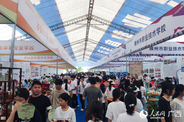 展区现场人头攒动。人民网记者 王勇摄