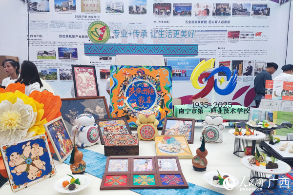学生作品展示。人民网记者 王勇摄