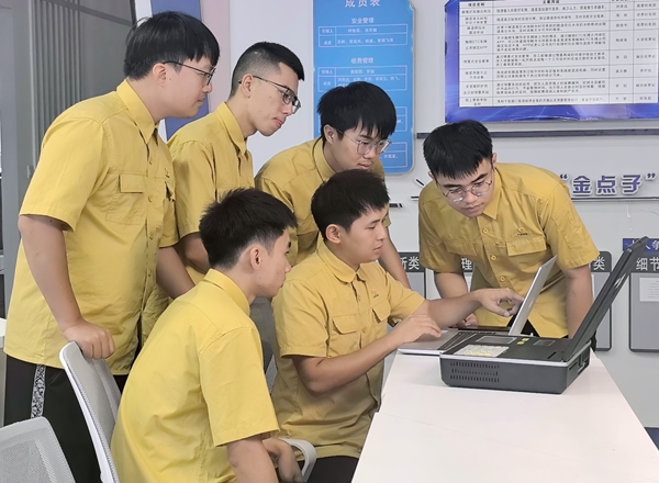 图为融安分公司创新攻坚小组成员在“自治区劳模和工匠人才创新工作室”开展研讨。