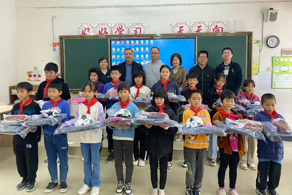 贵港烟草向莲子村小学捐赠文体用品。覃良冰摄