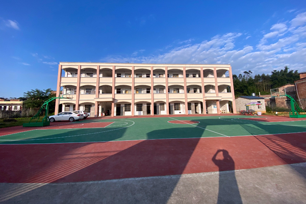 新修建的莲子村小学篮球场。谢伟林摄