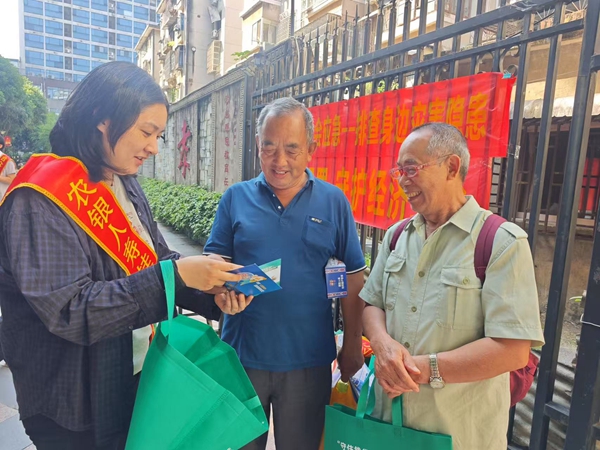 农银人寿桂林中心支公司志愿者为小区居民讲解防范代理退保知识。蒋伶俐摄