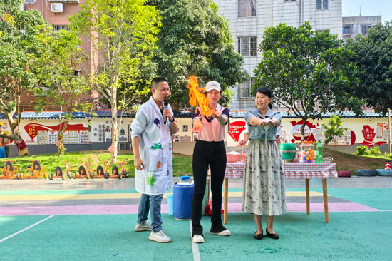 科学实验秀现场。
