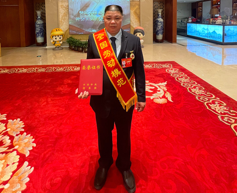 韦勇走进人民大会堂接受国家表彰。