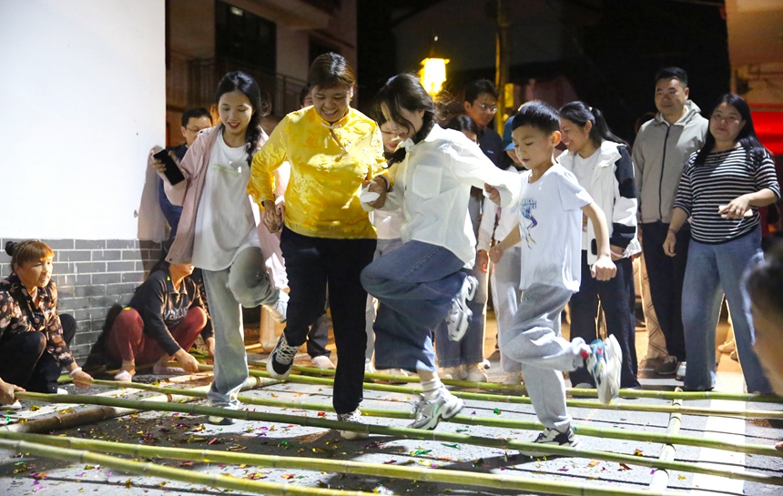 校地双方在抱财丘青年文娱活动中激情互动