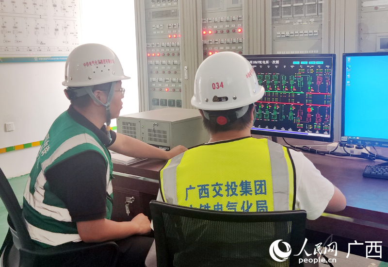 技术人员在核对主接线图运行状态。人民网记者 王勇摄