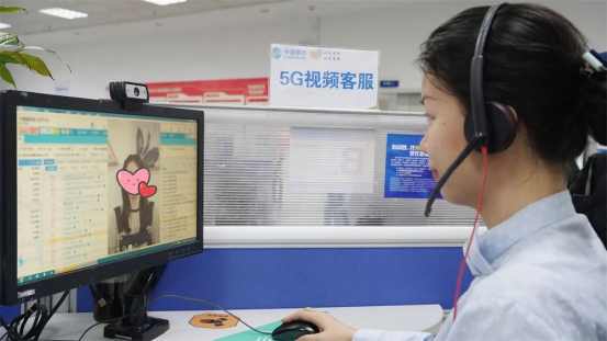 广西移动5G视频客服与客户沟通解决问题。王仕梦摄