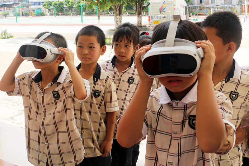 学生体验VR。石钰莹摄
