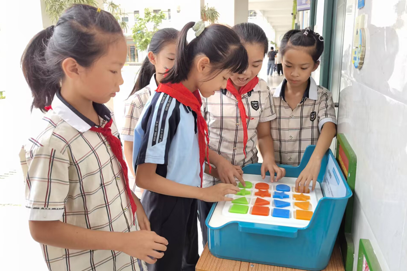 学生体验科技项目。石钰莹摄