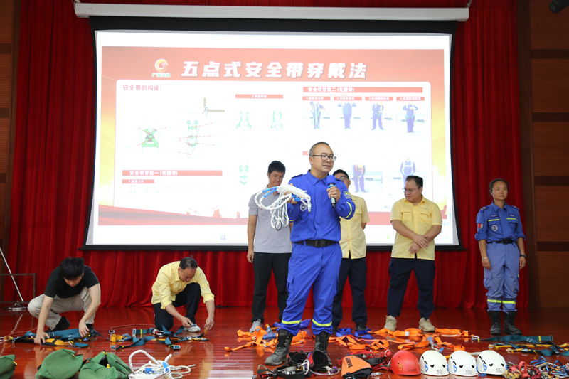 培训老师讲解五点式安全带穿戴技巧。陆耀平摄