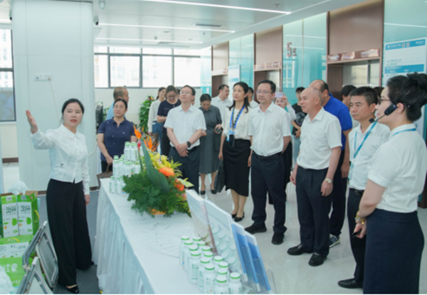 与会人员到广西壮族自治区江滨医院参观。