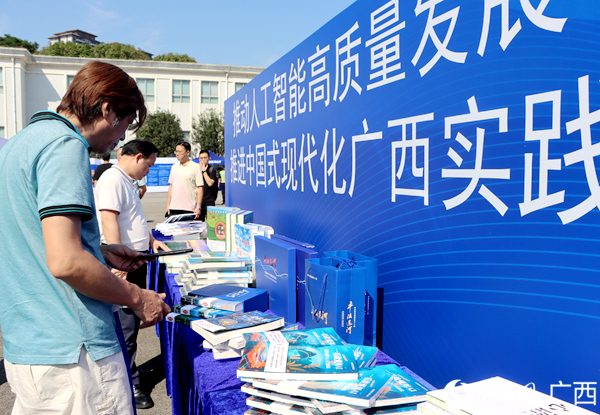 自治区社科联展出社会科学研究成果图书。人民网记者 陈燕摄