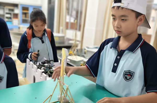 北海市第一中学学生在科学特色课程——自制抛石机