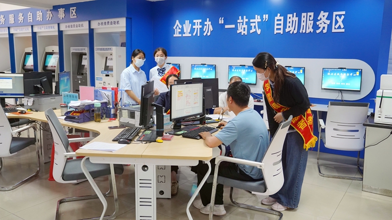 政务服务志愿者指导群众办理企业开办有关事项。陆远培摄