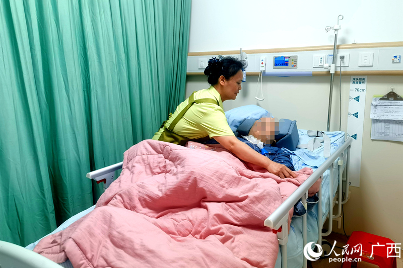 在广西江滨医院，医疗护理员照顾患者。人民网记者 陈燕摄