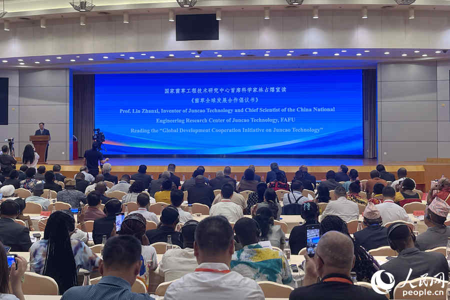 专家宣读菌草全球发展合作倡议书