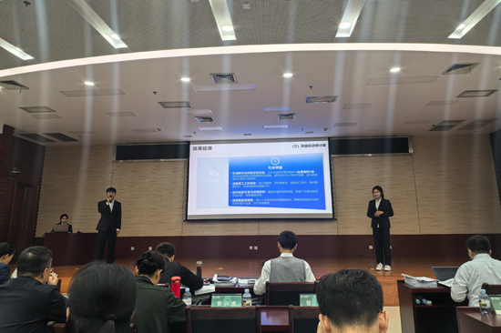 青年员工在全区QC评审会上分享创新成果。庞显权摄