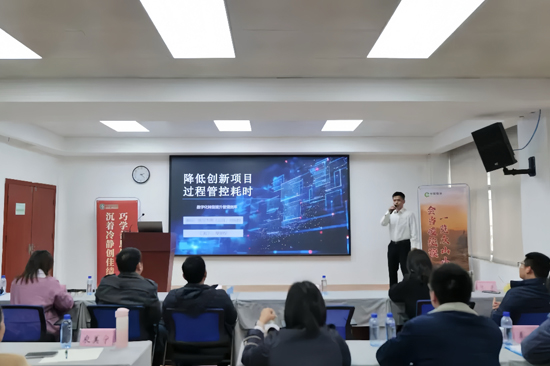 员工在全区A3报告评审会上分享创新成果。覃霄摄