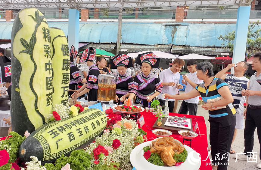 中醫藥膳食試吃。人民網 付華周攝