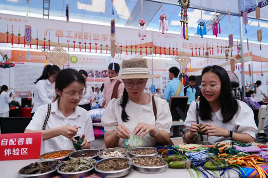 大健康学院设置的自配香囊体验区受到现场观众及师生的热烈欢迎