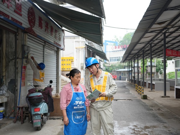 国网重庆綦江供电公司黄马甲志愿者们在綦江区新盛街道沿街进行宣传检查