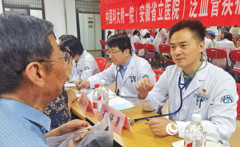 医生为市民答疑解惑。