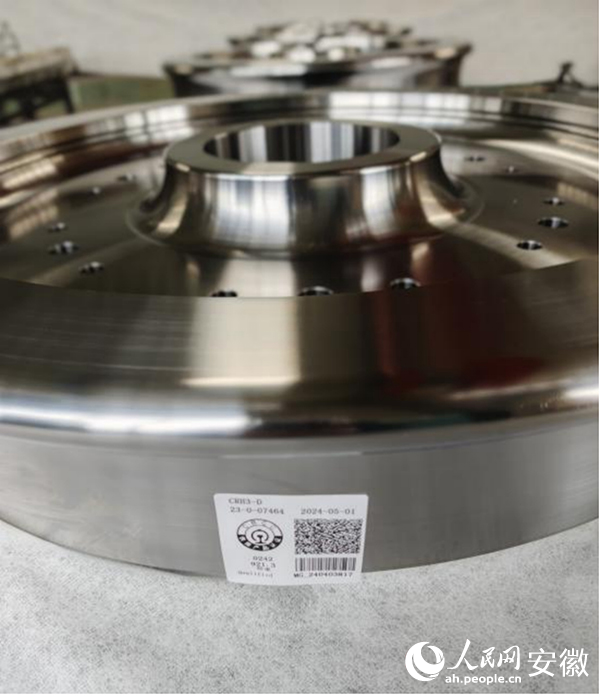 经过严格检验即将包装出厂的高速车轮。