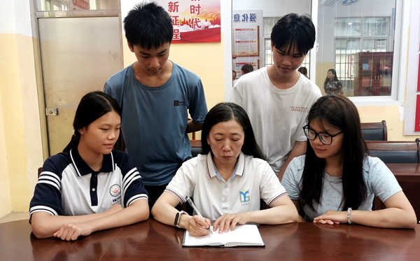 图为汪旖老师向学生们讲解语法问题