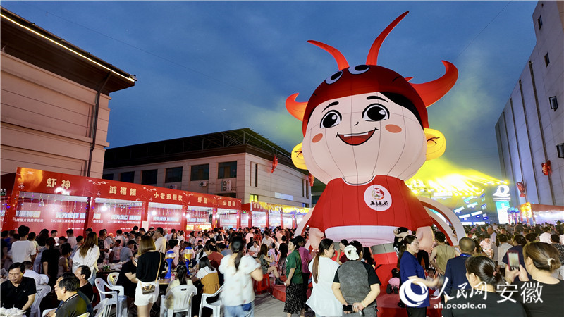 热气腾腾的小龙虾美食节，点亮城市夜经济