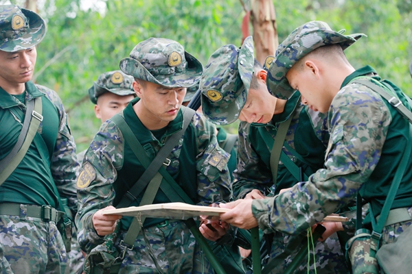 官兵们正在进行识图用图训练。江怀鹏摄