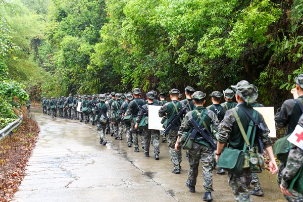 官兵们正在按图行进。柯江涛摄