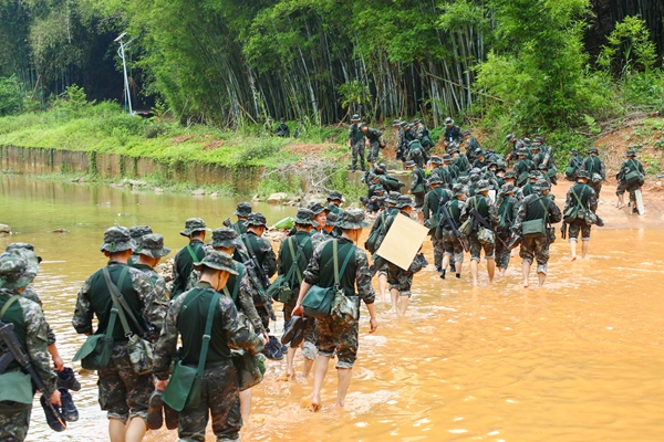 官兵们正在按图行进。江怀鹏摄