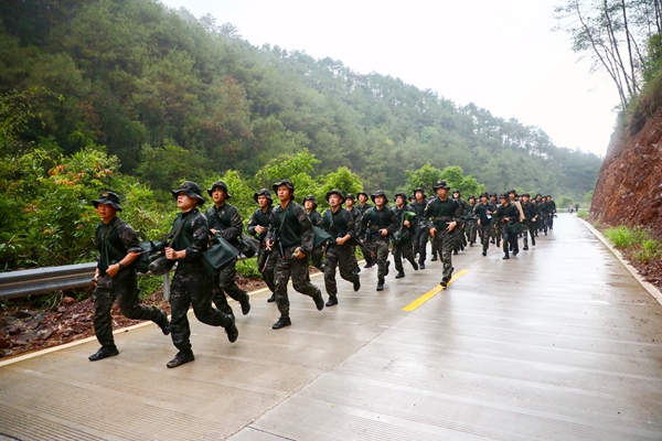 官兵们正在进行武装奔袭。朱辉煌摄