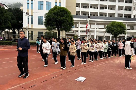 深圳市光明区教育帮扶团队领队、田林县初级中学校长黄庆通带领学生跑操。田林县初级中学供图