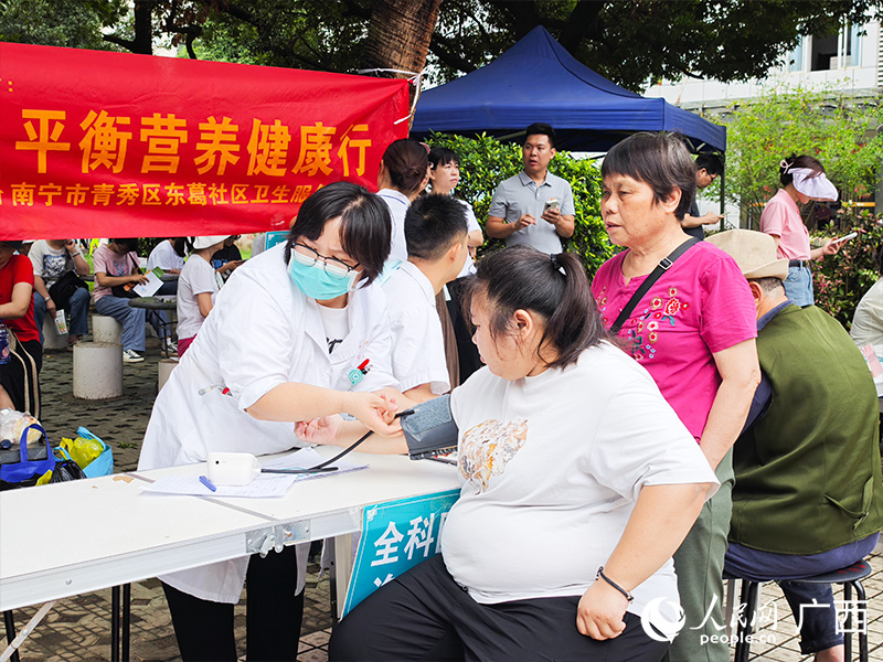 现场开展义诊活动。人民网 梁章晖摄