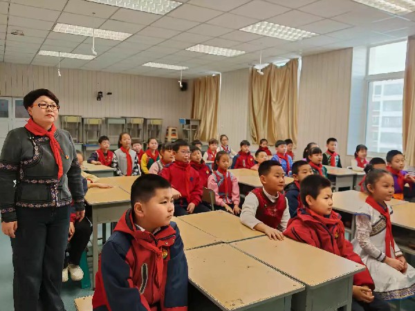 佛子岭校区与内蒙古百灵庙二小共庆“壮族三月三”。南宁市民主路小学供图