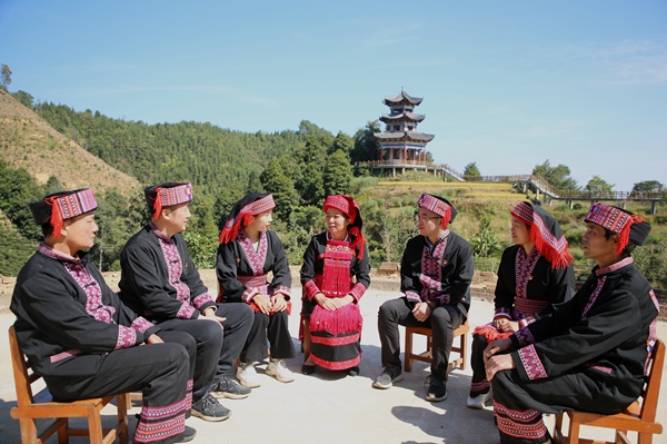 空閑時間村民在茶園議事，嘮家常