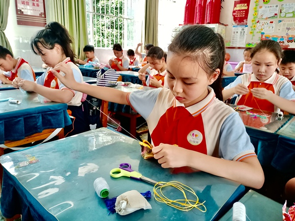 南宁市衡阳路小学开展劳动技能比赛之制作香包比赛