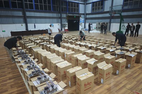 联合公安、市监开展专项行动查获走私卷烟。农盛迦摄